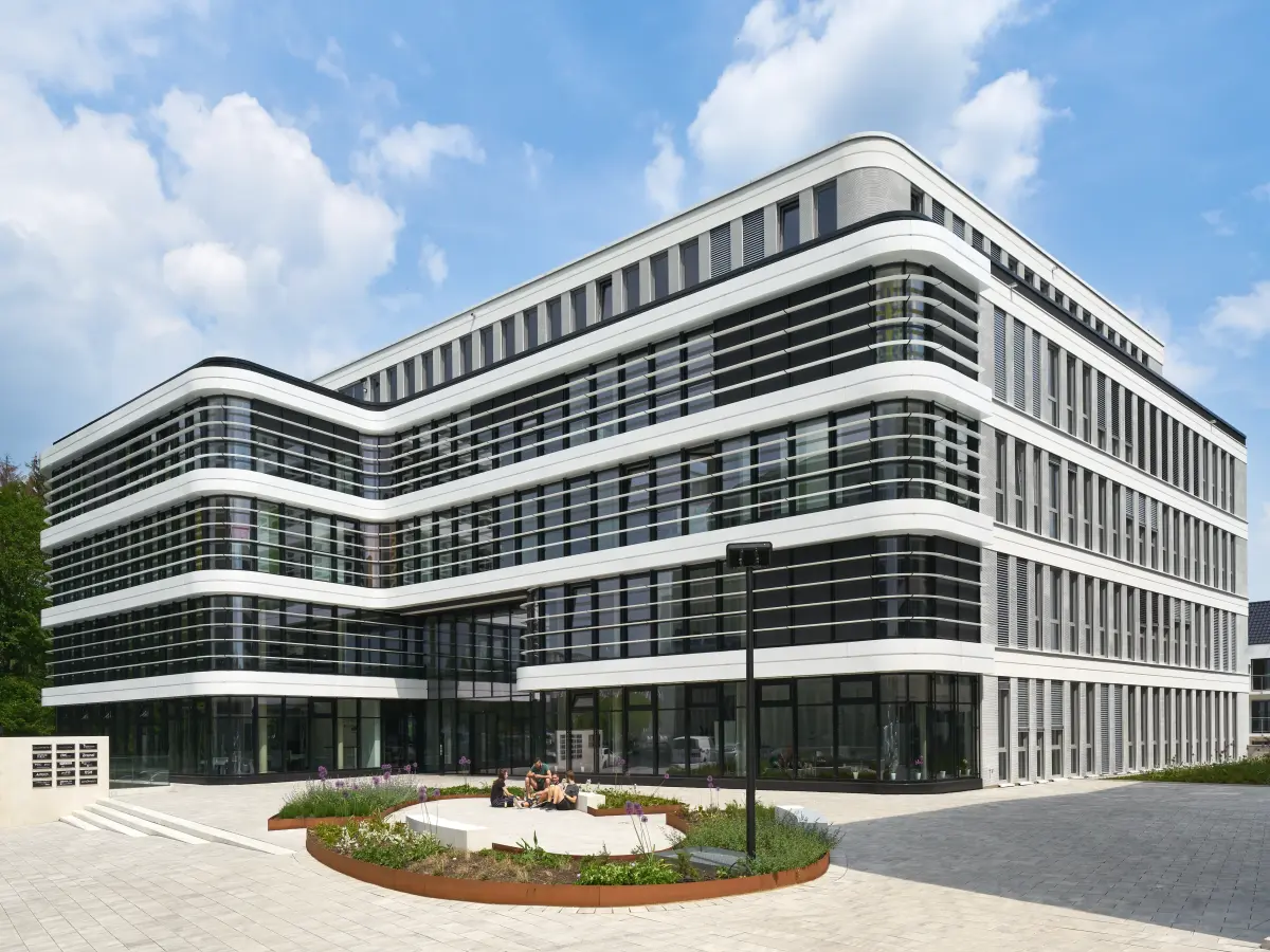 Moderne weiße Fassade des Lenkwerk Plaza in Bielefeld, Am Lenkwerk 9